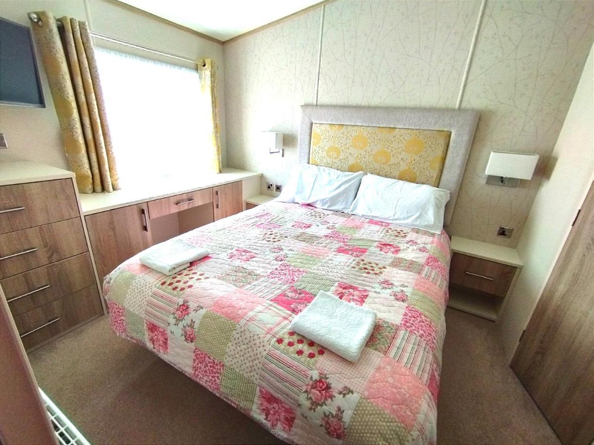 Sand Le Mere Holiday Village Caravan Hire Tunstall  Exterior photo